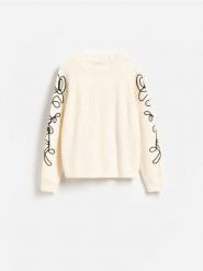 Sweter z ozdobną aplikacją - kremowy. Białe swetry Reserved, l, z aplikacjami, z dzianiny, bez ramiączek. Za 139.99 zł.