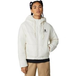 Kurtka Converse Synthetic Short Puffer, Kobiety. Białe kurtki Converse, bez wzorów, z poliesteru, bez kaptura. W wyprzedaży za 390.00 zł.