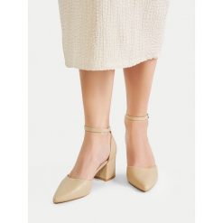 Czółenka JENNY. Brązowe czółenka Jenny, bez wzorów, bez obcasa, bez zapięcia. Za 129.99 zł.