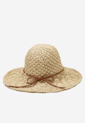 Jasnobeżowy Pleciony Kapelusz z Kokardą i Szerokim Rondem Koui. Brązowe kapelusze Born2be, na lato, bez wzorów, eleganckie. Za 49.99 zł.