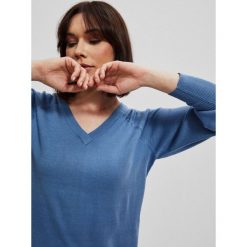 Sweter ze ściągaczem z tyłu. Niebieskie swetry MOODO, s, bez wzorów, klasyczne, bez ramiączek. W wyprzedaży za 29.99 zł.