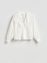 Bluzka z koronkowym kołnierzem - biały. Białe bluzki Reserved, l, bez wzorów, z bawełny, bez kołnierzyka, bez ramiączek. Za 149.99 zł.