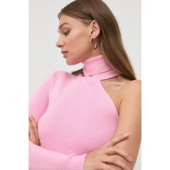 Bardot sweter damski kolor różowy lekki z golfem. Czerwone swetry Bardot, m, bez wzorów, z dzianiny, bez ramiączek. Za 319.99 zł.