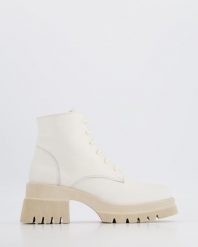 SKÓRZANE BOTKI 2319 WHITE. Białe botki Venezia, bez wzorów, ze skóry, bez obcasa, bez zapięcia. Za 389.00 zł.