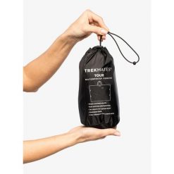 Peleryna turystyczna Trekmates Tour Poncho - black. Czarne kurtki przeciwdeszczowe TREKMATES, uniwersalny, bez wzorów, bez kaptura. Za 151.99 zł.