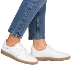 Skórzane półbuty trampki damskie białe Rieker W2200. Białe półbuty wsuwane Rieker, bez wzorów, ze skóry, bez obcasa. Za 246.99 zł.