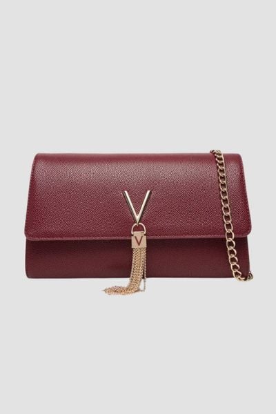 VALENTINO Bordowa kopertówka Pochette. Czerwone kopertówki Valentino by Mario Valentino, bez wzorów, eleganckie, bez dodatków. W wyprzedaży za 188.99 zł.
