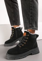 Czarne Trapery Botki Mocno Ocieplone Sztucznym Futerkiem Sedonna. Czarne botki Renee, bez wzorów, z jeansu, bez obcasa, na obcasie, bez zapięcia. Za 69.99 zł.