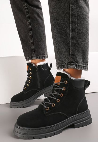 Czarne Trapery Botki Mocno Ocieplone Sztucznym Futerkiem Sedonna. Czarne botki Renee, bez wzorów, z jeansu, bez obcasa, na obcasie, bez zapięcia. Za 69.99 zł.