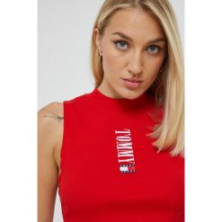 Tommy Jeans top damski kolor czerwony. Czerwone topy Tommy Jeans, l, z aplikacjami, z bawełny, bez kołnierzyka, bez ramiączek. W wyprzedaży za 139.99 zł.