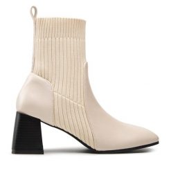 Botki DeeZee. Botki DeeZee, bez wzorów, bez obcasa, na słupku, bez zapięcia. Za 149.99 zł.