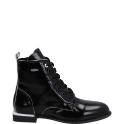 LAKIEROWANE BOTKI 49C713 BLACK. Czarne botki Venezia, bez wzorów, z lakierowanej skóry, bez obcasa, bez zapięcia. Za 259.00 zł.