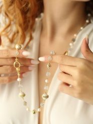 Pierres delicates Pozłacany naszyjnik z elementami ozdobnymi - dł. 50 cm rozmiar: onesize. Białe naszyjniki Pierres delicates, z materiału, z ametystem, pozłacane. Za 86.99 zł.