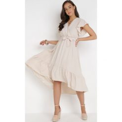 Jasnobeżowa Sukienka Ocearis. Brązowe sukienki Born2be, na imprezę, bez wzorów, z materiału, bez kołnierzyka, bez ramiączek, midi, kopertowe. Za 129.99 zł.