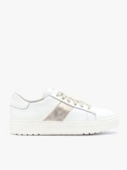 Białe skórzane półbuty z platynowym paskiem. Białe półbuty wsuwane Ryłko, bez wzorów, z materiału, z okrągłym noskiem, bez obcasa, na płaskiej podeszwie. Za 449.99 zł.