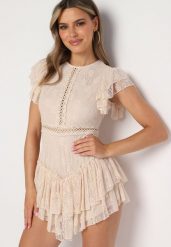 Beżowy Taliowany Koronkowy Kombinezon z Ażurowymi Wstawkami i Falbanami Tinarosi. Brązowe sukienki Born2be, na co dzień, m, w ażurowe wzory, z koronki, eleganckie, bez kołnierzyka, bez ramiączek, kopertowe. Za 199.99 zł.