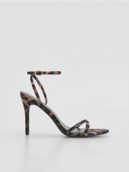 Sandały na obcasie - wielobarwny. Sandały Reserved, bez wzorów, z tkaniny, bez obcasa, na obcasie, bez zapięcia. Za 159.99 zł.