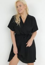 Czarna Sukienka z Kopertowym Dekoltem Wiązanym Paskiem i Gumką w Pasie Vung. Czarne sukienki Born2be, l, bez wzorów, bez kołnierzyka, bez ramiączek, mini, kopertowe. W wyprzedaży za 76.49 zł.
