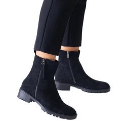 Czarne wysokie botki na platformie eko-zamsz Zahra. Czarne botki bez wzorów, z materiału, eleganckie, bez obcasa, na platformie, bez zapięcia. Za 135.07 zł.