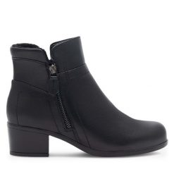 Botki Go Soft. Czarne botki GO SOFT, bez wzorów, bez obcasa, na słupku, bez zapięcia. Za 174.99 zł.