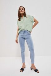 Jeansy medium waist z kieszeniami błękitne. Niebieskie jeansy MOODO, xs, bez wzorów, z bawełny, długie. W wyprzedaży za 51.99 zł.