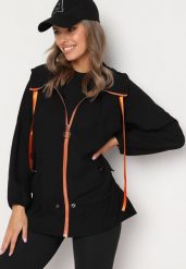 Czarna Kurtka Jednorzędowa z Bawełną Kapturem i Wstążką Zakończona Ściągaczem Martinis. Czarne kurtki Born2be, l, z aplikacjami, z bawełny, eleganckie. Za 69.99 zł.