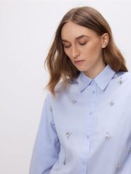 Koszula z błyszczącymi aplikacjami - jasnoniebieski. Niebieskie koszule Reserved, l, z aplikacjami, z bawełny, bez kołnierzyka, bez ramiączek. Za 149.99 zł.