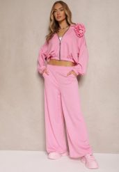Różowy Komplet Dresowy z Wiskozą Spodnie o Szerokim Kroju i Bluza z Broszką Redaella. Czerwone bluzy Renee, z aplikacjami, z dresówki, casualowe, bez ramiączek, bez kaptura. W wyprzedaży za 167.99 zł.