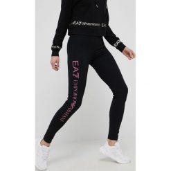 EA7 Emporio Armani - Legginsy 8NTP63.TJ01Z damskie kolor czarny z nadrukiem. Czarne legginsy EA7 Emporio Armani, bez wzorów, z dzianiny. W wyprzedaży za 219.99 zł.