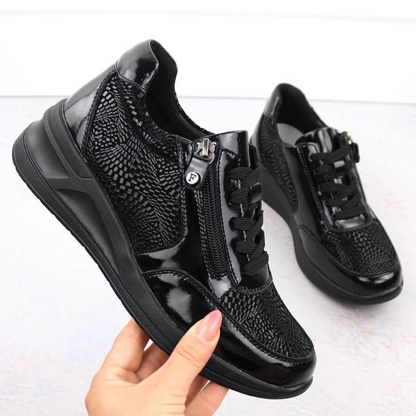 Skórzane półbuty damskie na koturnie czarne Filippo DP6352. Czarne półbuty wsuwane Filippo, bez wzorów, ze skóry, sportowe, bez obcasa, na koturnie. Za 145.00 zł.