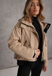 Beżowa Kurtka Przejściowa z Kapturem i Szerokim Kołnierzem w Sportowym Stylu Neviah. Brązowe kurtki przejściowe sportowe Renee, l, bez wzorów, z kapturem. Za 219.99 zł.