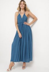 Granatowa Sukienka Wiskozowa Rozkloszowana z Wiązaniem na Szyi Frines. Niebieskie sukienki Born2be, na imprezę, z aplikacjami, z wiskozy, eleganckie, bez kołnierzyka, bez ramiączek, maxi, rozkloszowane. Za 119.99 zł.