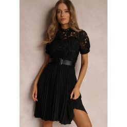Czarna Sukienka z Paskiem Stelly. Czarne sukienki Renee, s, w ażurowe wzory, z koronki, vintage, bez kołnierzyka, bez ramiączek, midi, plisowane. W wyprzedaży za 132.99 zł.