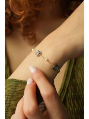 Pierres delicates Pozłacana bransoletka z labradorytami rozmiar: onesize. Niebieskie bransoletki Pierres delicates, z labradorytem, pozłacane. Za 100.52 zł.