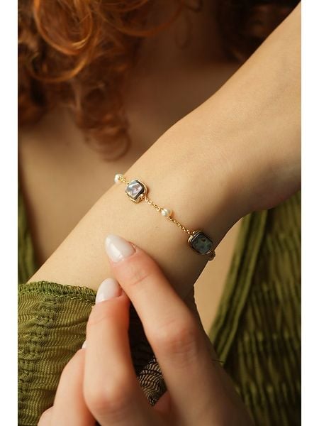 Pierres delicates Pozłacana bransoletka z labradorytami rozmiar: onesize. Niebieskie bransoletki Pierres delicates, z labradorytem, pozłacane. Za 70.08 zł.