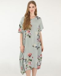 Zielona sukienka w kwiaty. Zielone sukienki Unisono, l, bez wzorów, z tkaniny, bez kołnierzyka, bez ramiączek, midi. Za 219.00 zł.