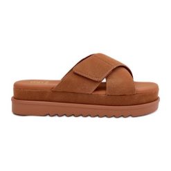 Klapki Damskie Na Platformie Z Przeplatającymi Się Paskami Camel brązowe. Brązowe klapki bez wzorów, casualowe, bez obcasa, na platformie, bez zapięcia. Za 153.43 zł.