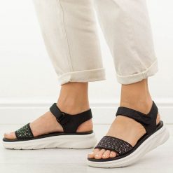 Czarne sandały damskie na platformie Potocki 03303. Czarne sandały POTOCKI, bez wzorów, z jeansu, casualowe, bez obcasa, na platformie, bez zapięcia. Za 119.00 zł.