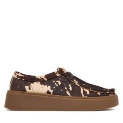 Półbuty Clarks. Brązowe półbuty wsuwane Clarks, bez wzorów, bez obcasa, na płaskiej podeszwie. Za 569.99 zł.