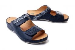 DR. BRINKMANN 700048-05 blau, klapki profilaktyczne damskie. Niebieskie klapki Dr. Brinkmann, bez wzorów, ze skóry, bez obcasa, bez zapięcia. Za 349.90 zł.