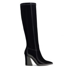 Kozaki Nine West. Czarne kozaki Nine West, bez wzorów, bez obcasa, na słupku, bez zapięcia. Za 329.99 zł.