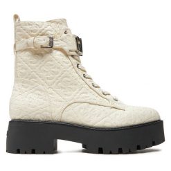 Botki Guess. Białe botki Guess, z aplikacjami, bez obcasa, na płaskiej podeszwie, bez zapięcia. Za 379.99 zł.