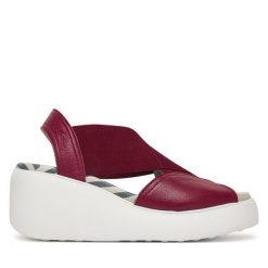 Sandały Fly London. Czerwone sandały Fly London, bez wzorów, bez obcasa, na koturnie, bez zapięcia. Za 547.99 zł.
