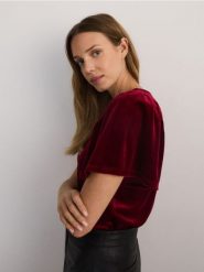 Welurowa bluzka - czerwony. Czerwone bluzki Reserved, l, bez wzorów, z dzianiny, bez kołnierzyka, bez ramiączek. W wyprzedaży za 45.99 zł.