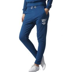 Adidas Originals Spodnie adidas Originals lowcrotch tp cu AY6646 AY6646 granatowy 36 - AY6646. Niebieskie spodnie dresowe marki adidas Originals. Za 174.93 zł.