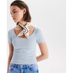 Bluzka w drobne prążki z dekoltem - Niebieski. Bluzki Cropp. W wyprzedaży za 9.99 zł.