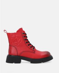 KLASYCZNE BOTKI DAMSKIE W KOLORZE CZERWONYM H024LEREOBB015. Czerwone botki Venezia, bez wzorów, ze skóry, klasyczne, bez obcasa, bez zapięcia. Za 389.00 zł.
