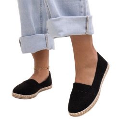 Czarne ażurowe espadryle Augusta. Czarne espadryle w ażurowe wzory, z materiału, z okrągłym noskiem, bez obcasa. Za 85.50 zł.