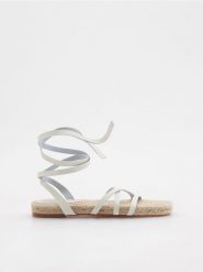 Wiązane sandały - złamana biel. Sandały Reserved, bez wzorów, ze skóry, klasyczne, bez obcasa, bez zapięcia. W wyprzedaży za 49.99 zł.