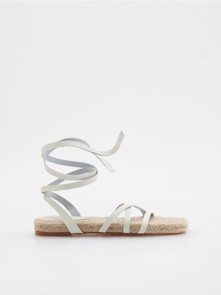 Wiązane sandały - złamana biel. Sandały Reserved, bez wzorów, ze skóry, klasyczne, bez obcasa, bez zapięcia. W wyprzedaży za 49.99 zł.